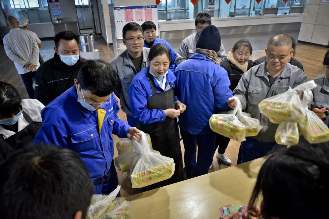 正月十五春先到 巨人家園鬧元宵 正月十五春先到 巨人家園鬧元宵