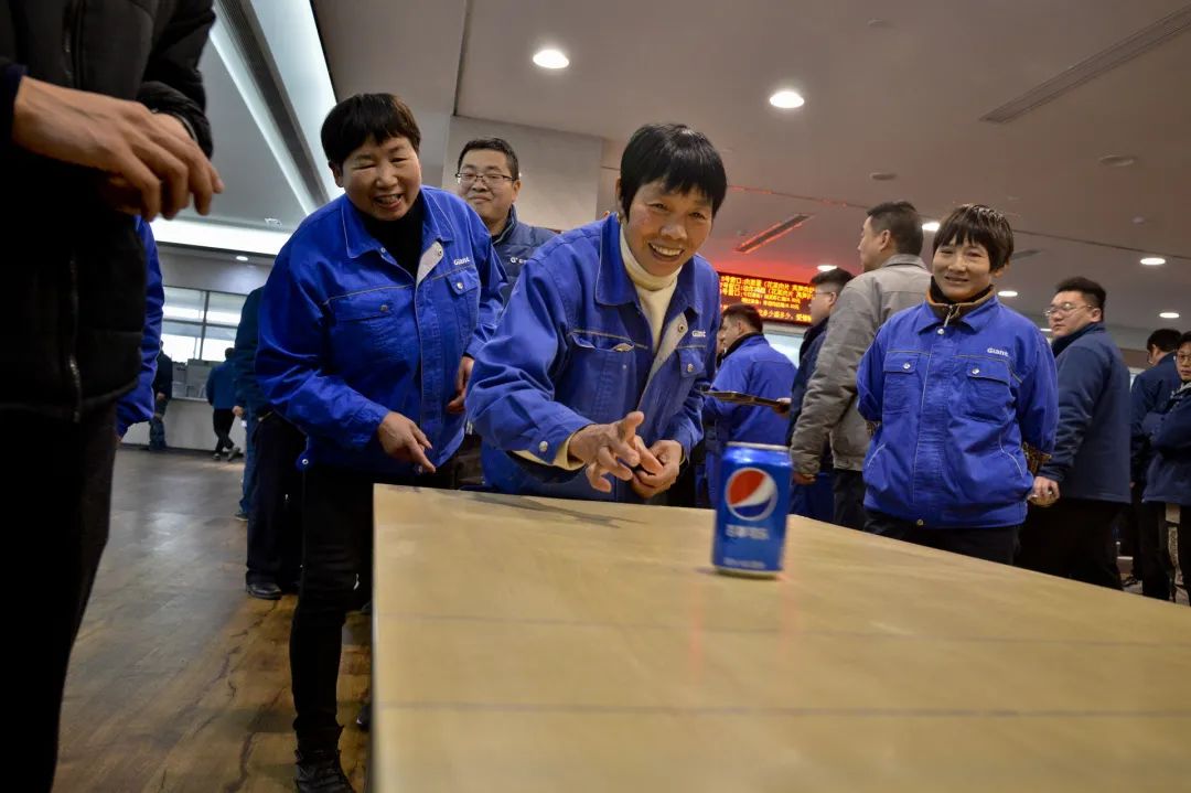 正月十五春先到 巨人家園鬧元宵 正月十五春先到 巨人家園鬧元宵